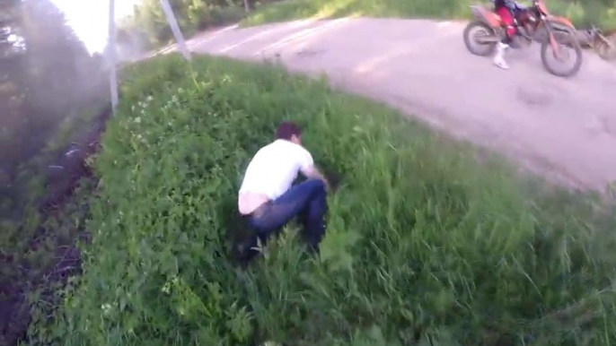 Biker VS conducteur bourré. Road rage ridicule