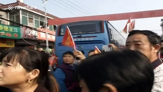 Huge crowd gives amazing send off to students about to take the famous Chinese uni entrance exam