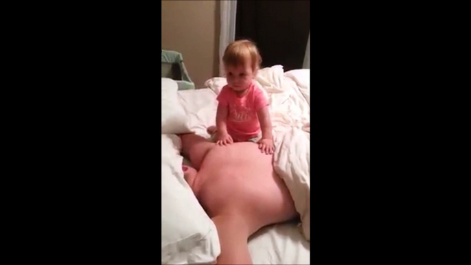 Reflexe incroyable de papa qui rattrape sa fille au dernier moment et évite le drame