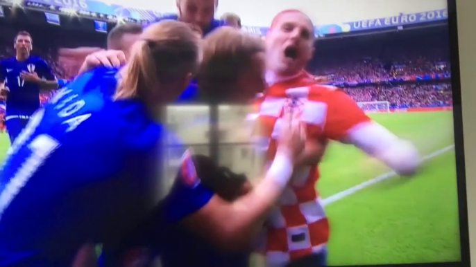 EURO 2016 - Un supporter croate rentre sur le terrain pour fêter le but avec les joueurs de l'équipe