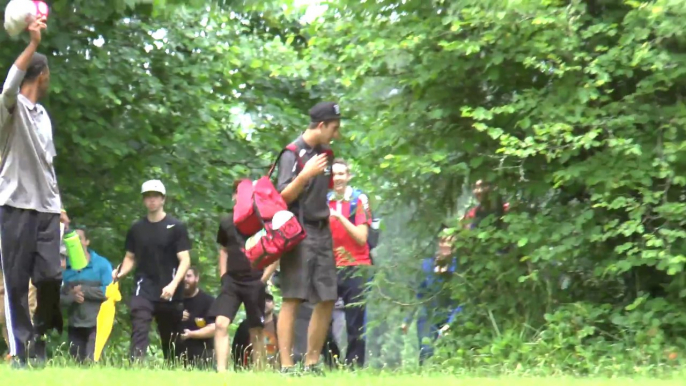 Jouer au frisbee comme on joue au Golf ! Impressionnant