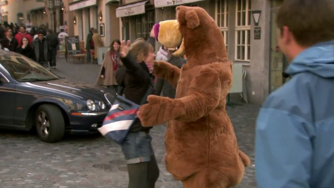 Avec seulement un costume d’ours, il arrive à raviver les sourires chez les passants !