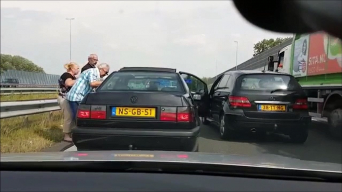 Ne jamais emmerder les papys néerlandais ! Road Rage violent