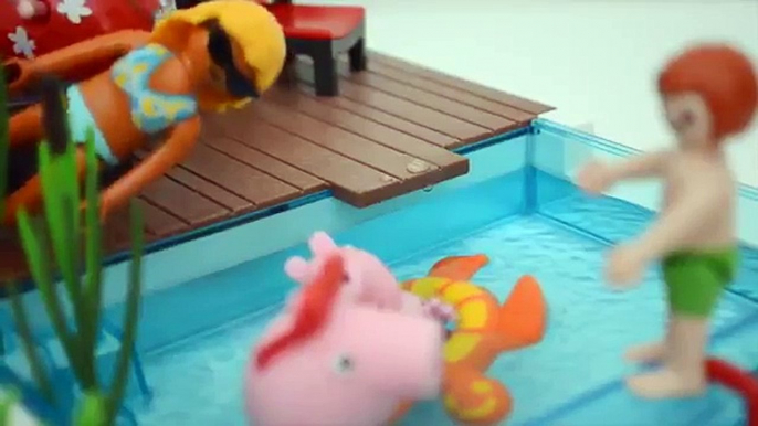 Pig George da Familia Peppa Pig nadando na Piscina!!! Em Portugues