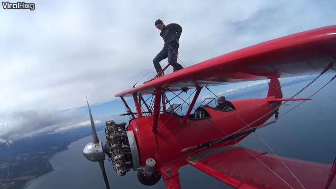 Debout sur avion en plein vol : je suis le roi du monde