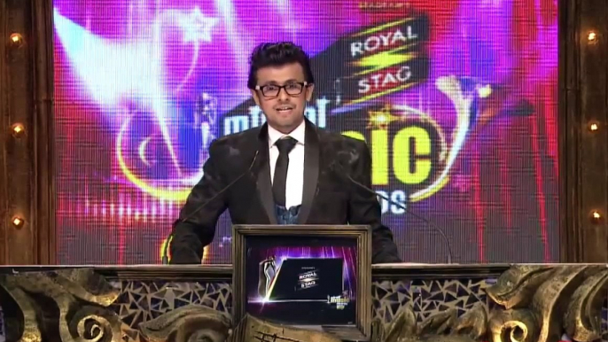 Arijit Singh pays tribute to Shahrukh Khan at 6th Royal Stag Mirchi Music Awards