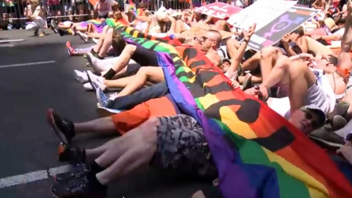 La Gay Pride de New York rend hommage aux victimes d'Orlando