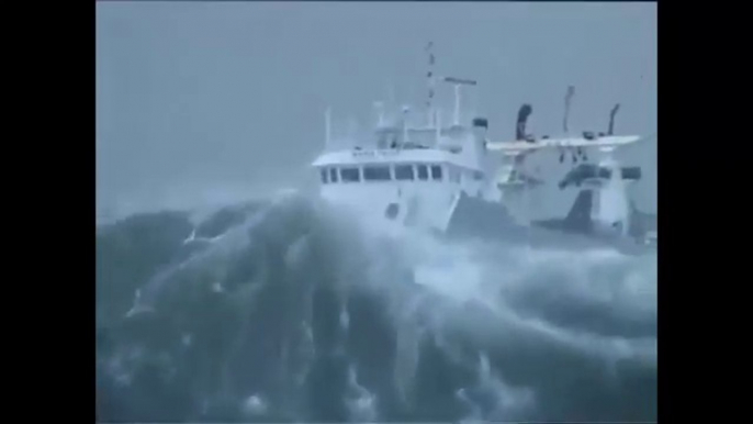 10 TOP SHIP IN STORM COMPILATION  - MONSTER WAVES