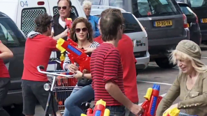 Quand l'été arrive à Amsterdam : Bataille de pistolet à eau dans les rues