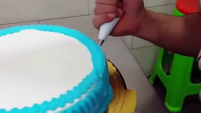 professional in decorating cakes