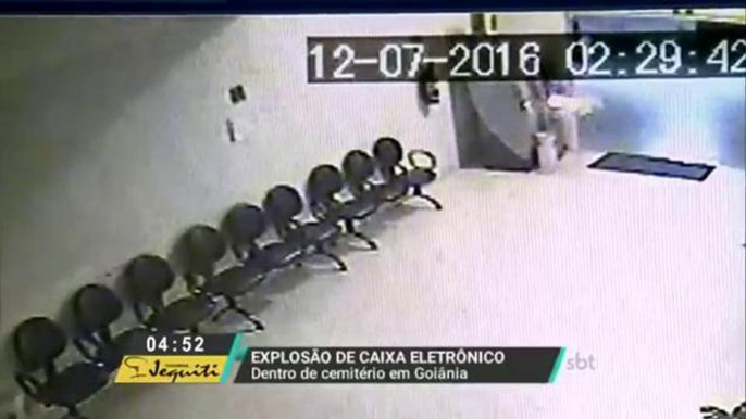 Bandidos explodem caixa eletrônico dentro de cemitério em Goiânia