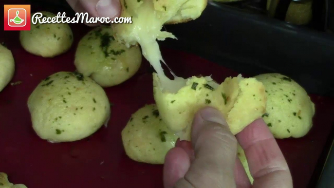 Boules à l'Ail Farcies au Fromage - Cheese Stuffed Garlic Balls - خبز بالثوم وجبن