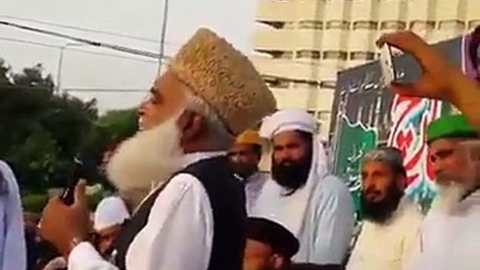 A Molvi Badly Bashing Abdul Sattar Edhi and raheel sharife