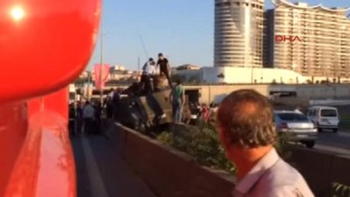 Kadıköy'de D-100 Terkedilen Tanklarla Hatıra Fotoğrafı