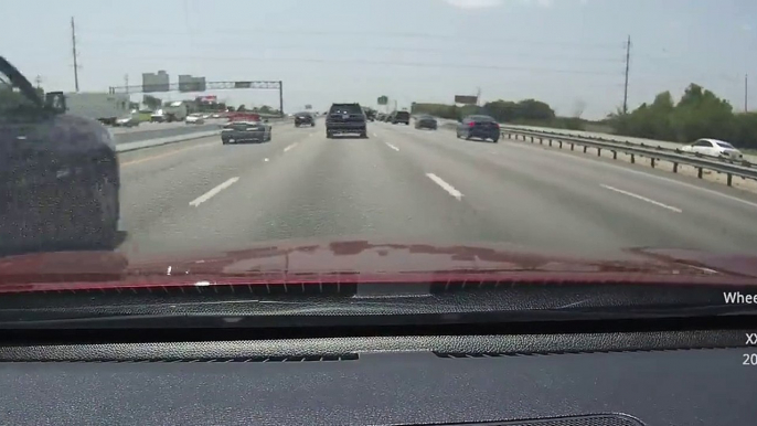 Un chauffard percute plusieurs voitures à grande vitesse sur l'autoroute et fini par se renverser - Road Rage VS Karma