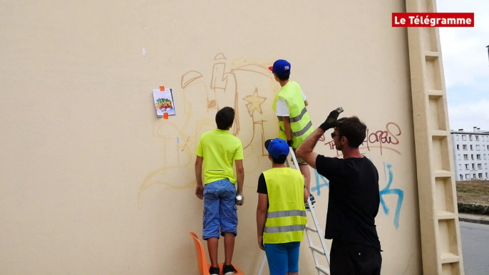 Morlaix . MJC. Coup de graffiti sur les murs du Secours Populaire.