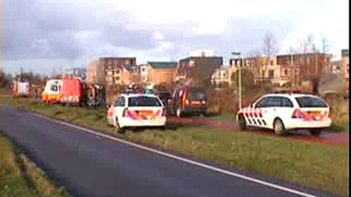 Brandweer wormerveer 26 nov 2007 auto te water Assendelft