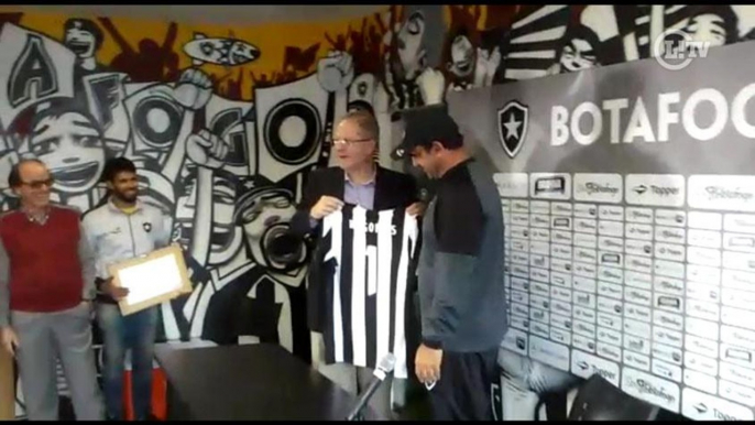 Ricardo Gomes recebe homenagem pelo primeiro ano no comando do Botafogo