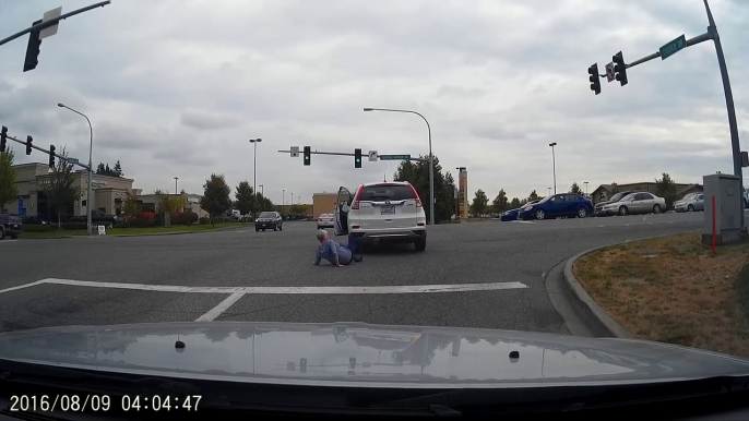 Une femme se fait rouler dessus par sa propre voiture