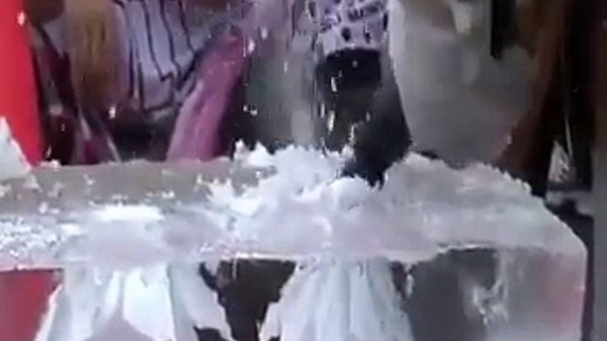 Cet artiste façonne une rose dans un bloc de glace !  Magnifique