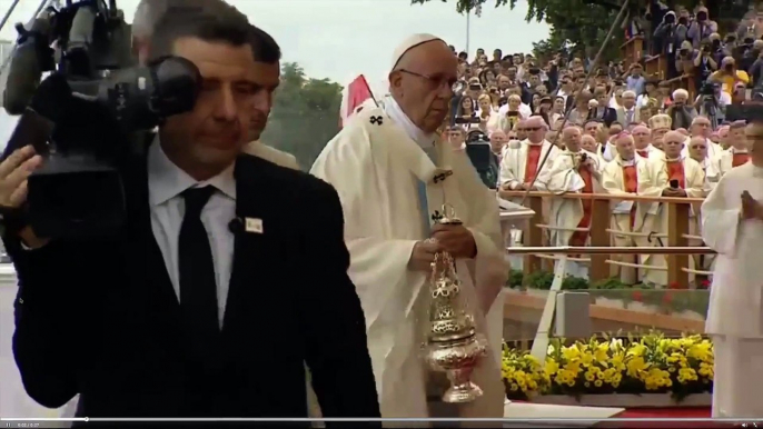 Le pape François rate une marche et chute à Czestochowa en Pologne