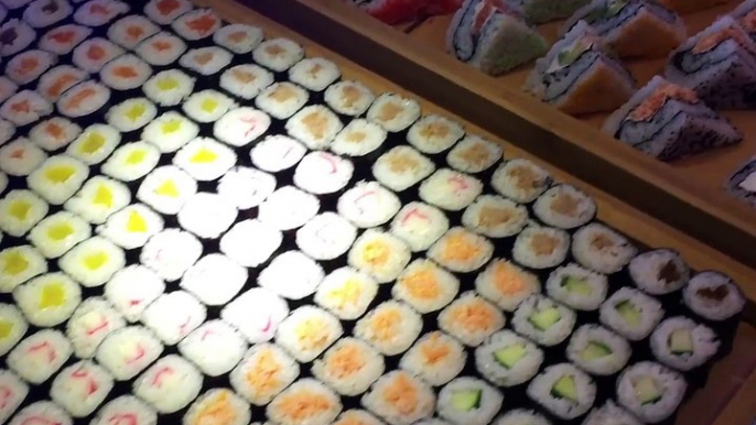 Un restaurant japonais en mode géant : sushi, maki... Dingue