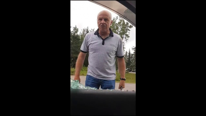 Ce taré explose la vitre d'un conducteur à la matraque - Road rage