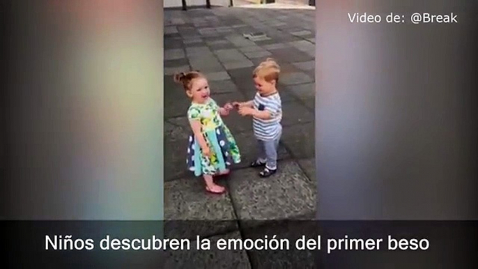 Mira la tierna reacción de estos niños al darse su primer beso