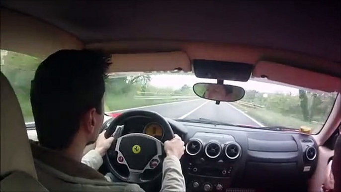 Dans sa Ferrari F430 il évite le crash de justesse