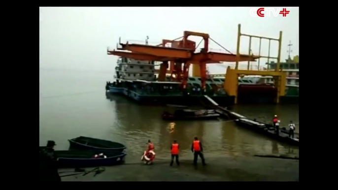 Ship Carrying 458 People Sinks in Yangtze River, Rescue Underway