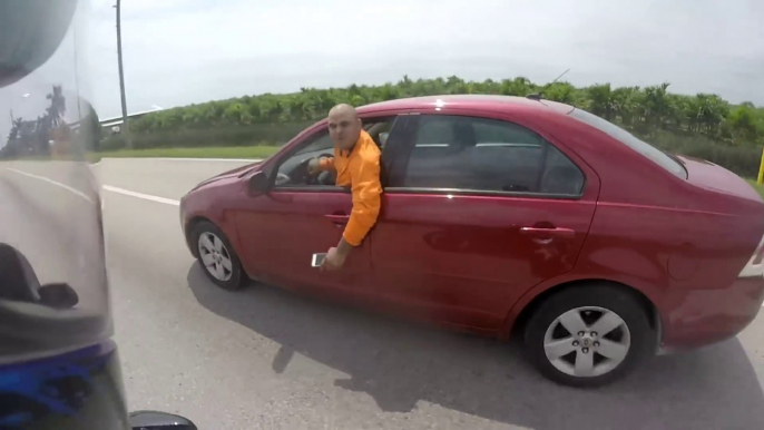 Road rage de fou entre un motard et un chauffard increvable