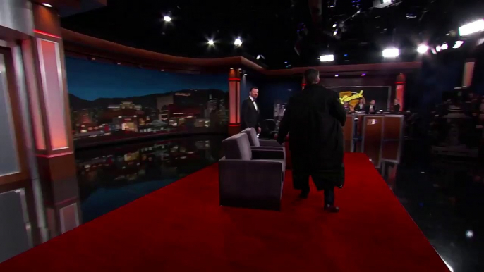 Matt Damon qui s'incruste chez Jimmy Kimmel caché sous l'imperméable de Ben Affleck