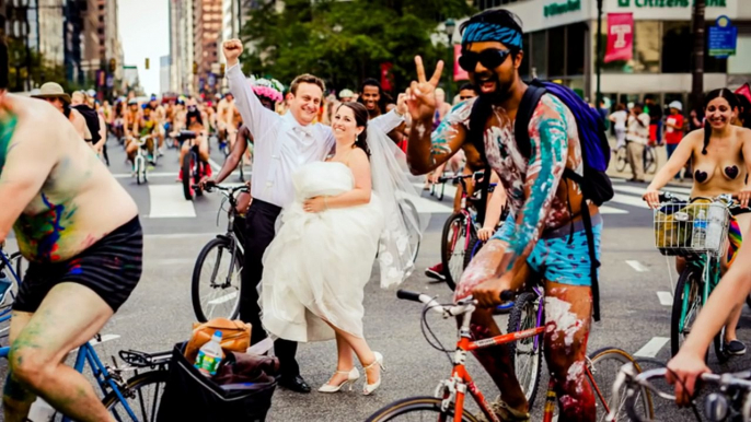 50 Awkward Wedding Photos Taken at The Right Momen