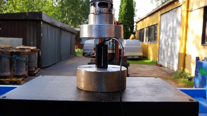 Crushing large lithium batteries with hydraulic press