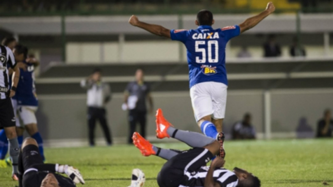 Botafogo erra muito, é goleado pelo Cruzeiro e se complica na Copa do Brasil