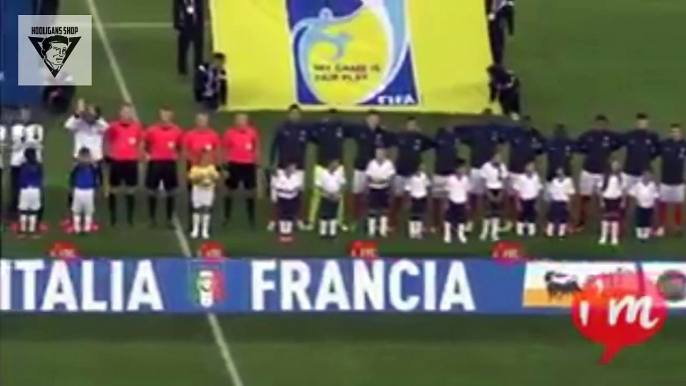 Le gardien Italien Buffon applaudit pendant l'hymne français et fait taire les supporters italien qui sifflaient!