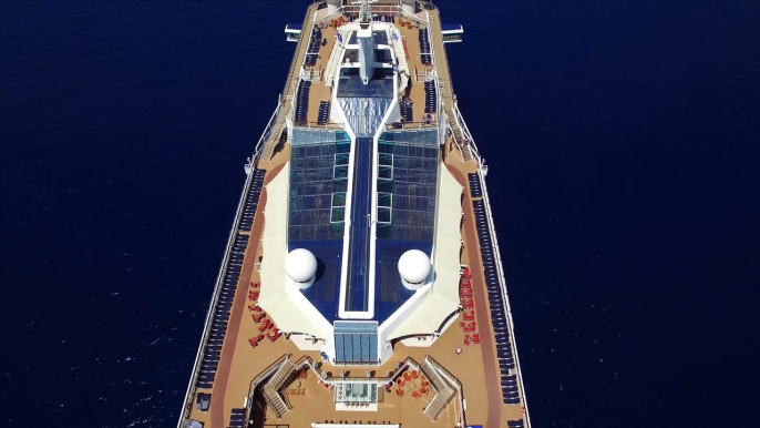 Vol en Drone au dessus d'un bateau de croisière à Santorin