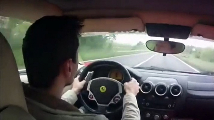 A 200kmh avec sa Ferrari il évite un accident de justesse... Reflexe et maitrise!