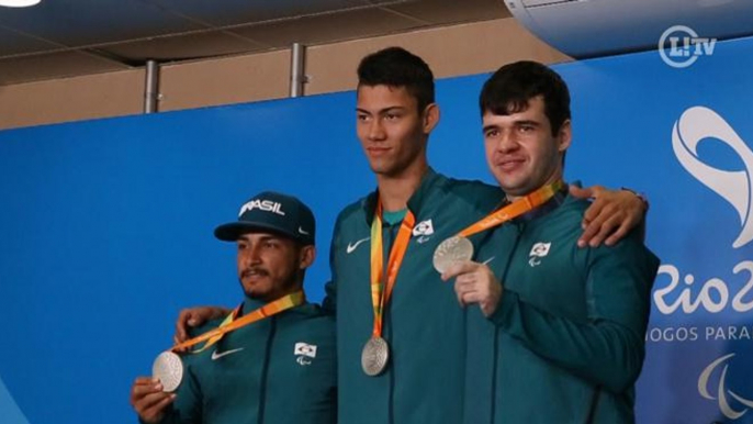 Israel Stroh celebra medalha inédita para o Brasil nos Jogos Paralímpicos