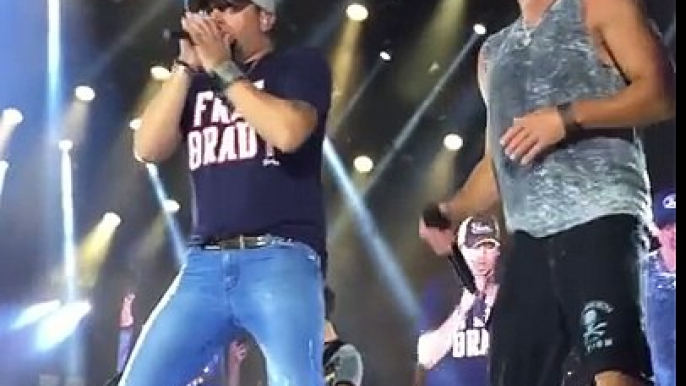 Kenny Chesney Jason Aldean Gillette 2015 Hurts So Good