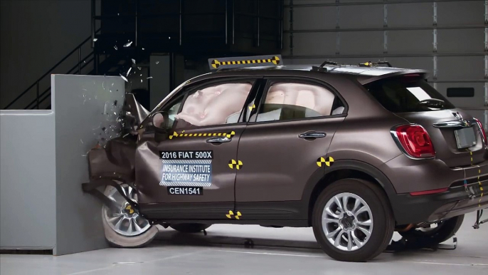 2016 Fiat 500x small overlap IIHS crash test