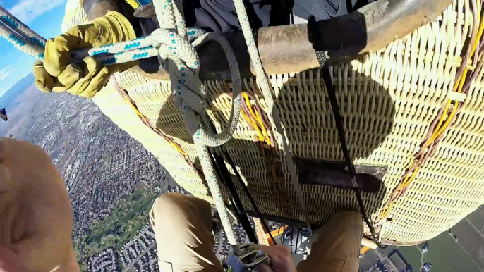 Grimper un mur d'escalade suspendu à une mongolfière à 1200 mètres du sol