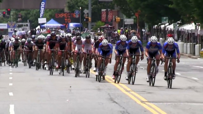 Une voiture provoque un terrible accident pendant une course cycliste