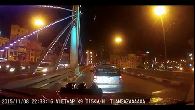 Camera hành trình "hé lộ" taxi đã rượt đuổi với xe khác trước khi gây tai nạn?