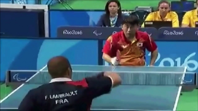 Un peu vicieux ce joueur de ping pong handicapé! Le coup impossible