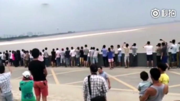 The moment spectators got hit and swallowed by the strong tidal bore of Qiantang River in east China