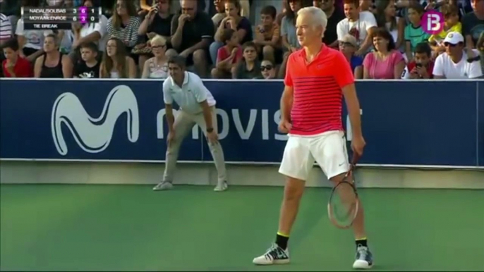 Nadal arrête son match de tennis pour aider une maman à retrouver sa fille.