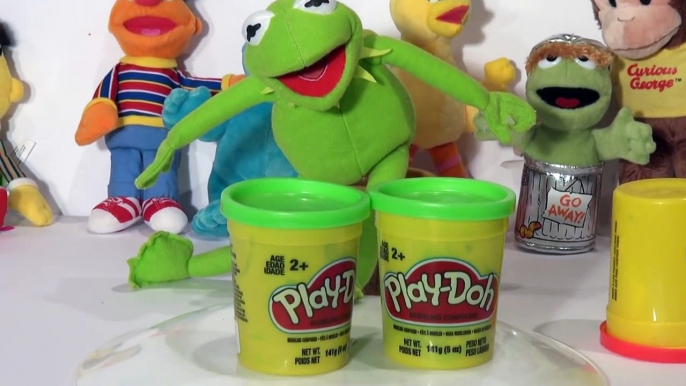 Play Doh Sesame Street , Kermit the Frog, we make Kermit the Frog out of Play Doh lol