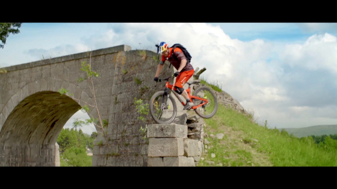 Session de BMX impressionnante de danny MacAskill en Ecosse