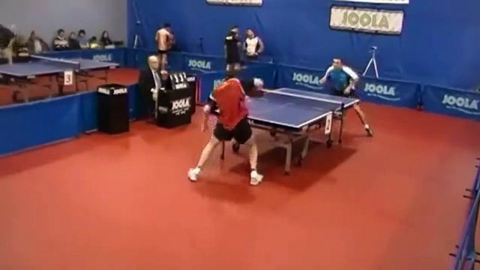 Regardez ce trick génial en ping pong... Le joueur donne tout